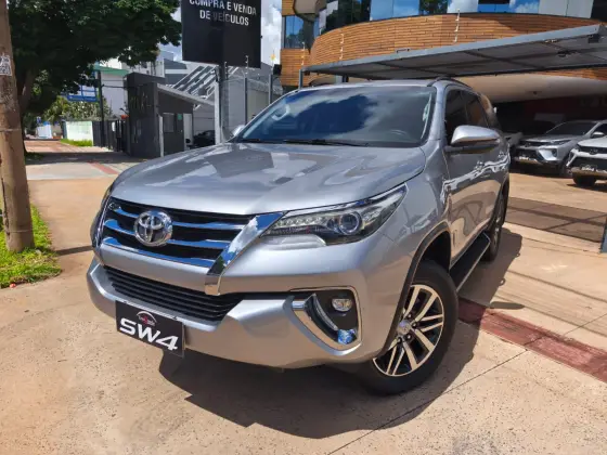 TOYOTA HILUX SW4 2.8 SRX 4X4 7 LUGARES 16V TURBO INTERCOOLER DIESEL 4P AUTOMÁTICO TOYOTA HILUX SW4 2.8 SRX 4X4 7 LUGARES 16V TURBO INTERCOOLER DIESEL 4P AUTOMÁTICO