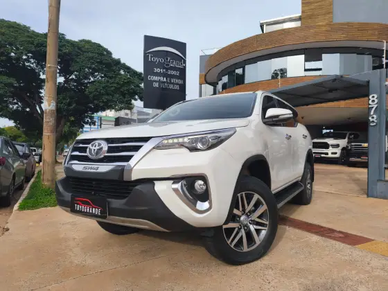 TOYOTA HILUX SW4 2.8 SRX 4X4 7 LUGARES 16V TURBO INTERCOOLER DIESEL 4P AUTOMÁTICO TOYOTA HILUX SW4 2.8 SRX 4X4 7 LUGARES 16V TURBO INTERCOOLER DIESEL 4P AUTOMÁTICO