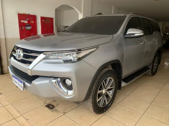 TOYOTA HILUX SW4 2.8 SRX 4X4 7 LUGARES 16V TURBO INTERCOOLER DIESEL 4P AUTOMÁTICO TOYOTA HILUX SW4 2.8 SRX 4X4 7 LUGARES 16V TURBO INTERCOOLER DIESEL 4P AUTOMÁTICO