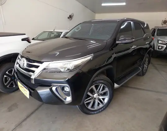 TOYOTA HILUX SW4 2.8 SRX 4X4 7 LUGARES 16V TURBO INTERCOOLER DIESEL 4P AUTOMÁTICO TOYOTA HILUX SW4 2.8 SRX 4X4 7 LUGARES 16V TURBO INTERCOOLER DIESEL 4P AUTOMÁTICO