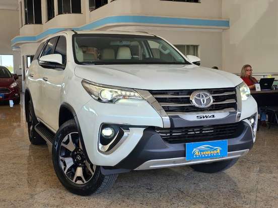 TOYOTA-HILUX SW4-2.8 SRX DIAMOND 4X4 7 LUGARES 16V TURBO INTERCOOLER DIESEL 4P AUTOMÁTICO TOYOTA-HILUX SW4-2018