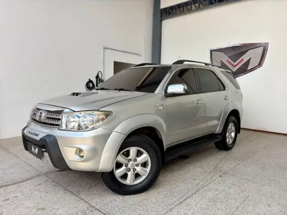 TOYOTA HILUX SW4 3.0 SRV 4X4 7 LUGARES 16V TURBO INTERCOOLER DIESEL 4P AUTOMÁTICO TOYOTA HILUX SW4 3.0 SRV 4X4 7 LUGARES 16V TURBO INTERCOOLER DIESEL 4P AUTOMÁTICO