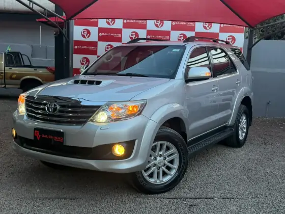 TOYOTA HILUX SW4 3.0 SRV 4X4 7 LUGARES 16V TURBO INTERCOOLER DIESEL 4P AUTOMÁTICO TOYOTA HILUX SW4 3.0 SRV 4X4 7 LUGARES 16V TURBO INTERCOOLER DIESEL 4P AUTOMÁTICO