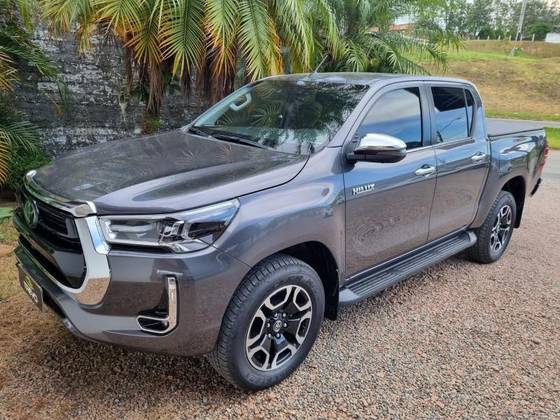 TOYOTA HILUX 2.8 D-4D TURBO DIESEL CD SRX 4X4 AUTOMÁTICO