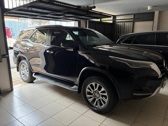 TOYOTA HILUX SW4 2.8 D-4D TURBO DIESEL SRX 7L 4X4 AUTOMÁTICO