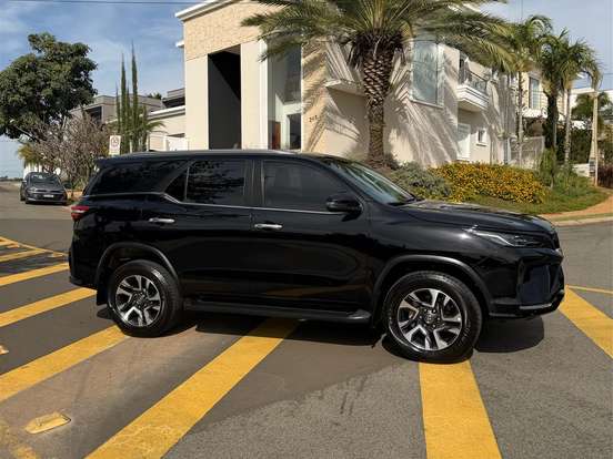 TOYOTA-HILUX SW4-2.8 D-4D TURBO DIESEL SRX PLATINUM 7L 4X4 AUTOMÁTICO TOYOTA-HILUX SW4-2025