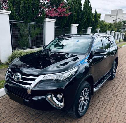 TOYOTA HILUX SW4 2.8 SRX 4X4 7 LUGARES 16V TURBO INTERCOOLER DIESEL 4P AUTOMÁTICO