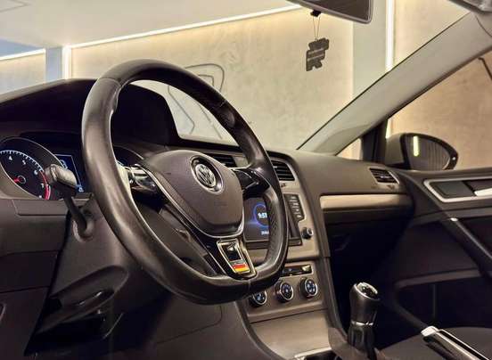 VOLKSWAGEN-GOLF-2017