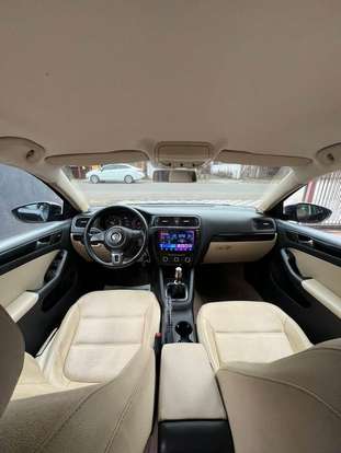 VOLKSWAGEN-JETTA-2011