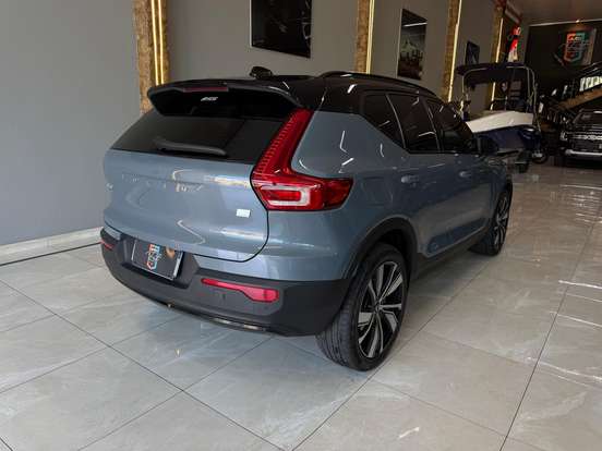 VOLVO-XC40-2021