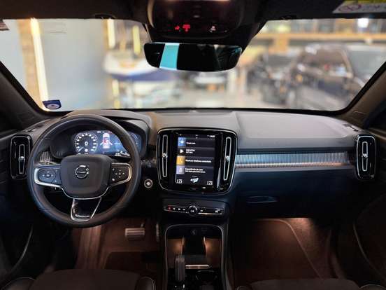 VOLVO-XC40-2021