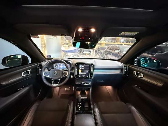 VOLVO-XC40-2021