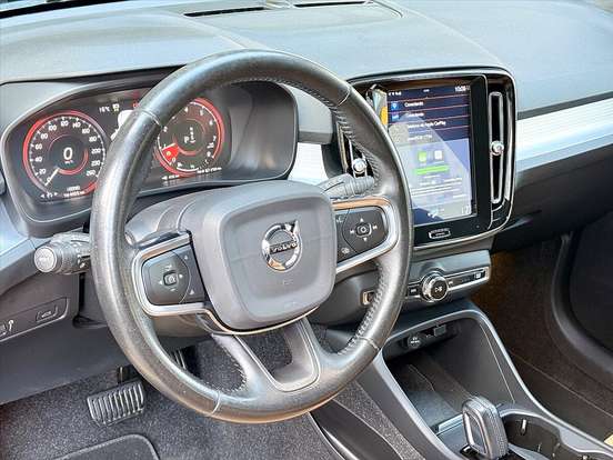 VOLVO-XC40-2020