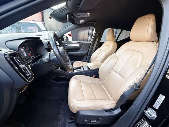 VOLVO-XC40-2020