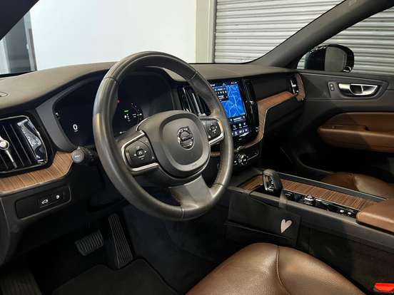 VOLVO-XC60-2022