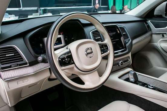 VOLVO-XC90-2023