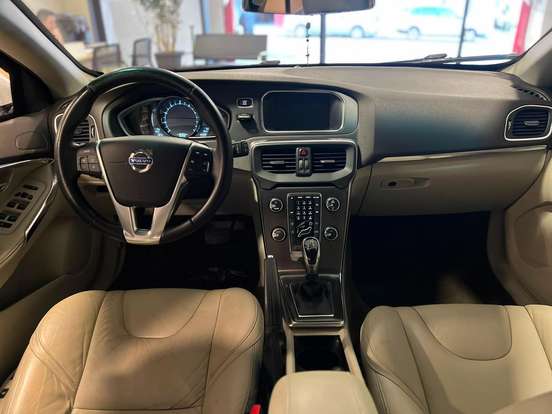 VOLVO-V40-2.0 T4 DYNAMIC TURBO GASOLINA 4P AUTOMÁTICO VOLVO-V40-2013