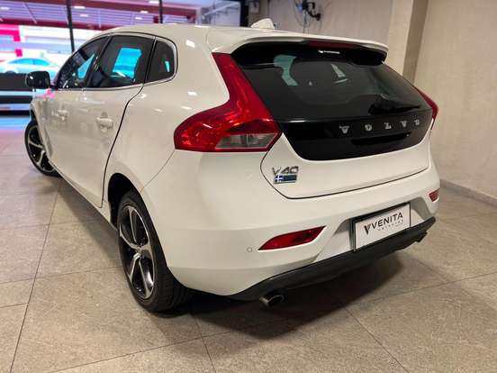 VOLVO-V40-2013