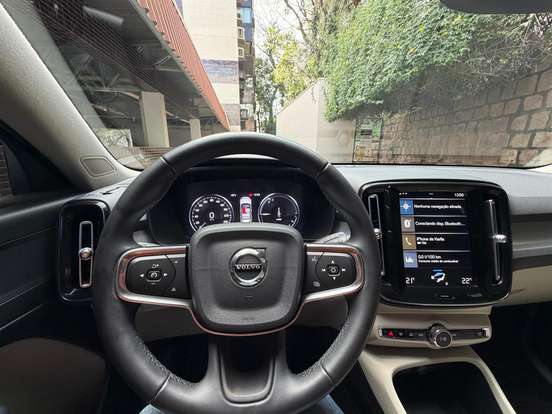 VOLVO-XC40-2021