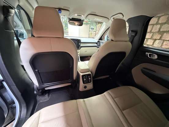 VOLVO-XC40-2021