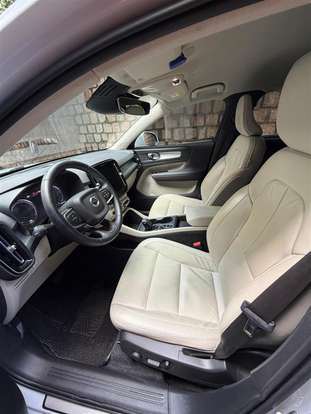 VOLVO-XC40-2021