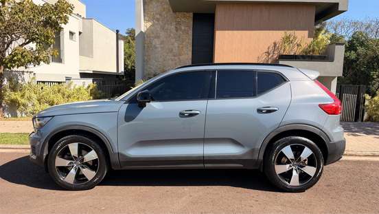 VOLVO-XC40-2020