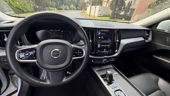 VOLVO-XC60-2020