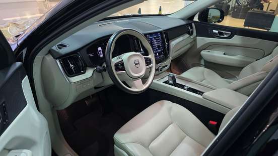 VOLVO-XC60-2023