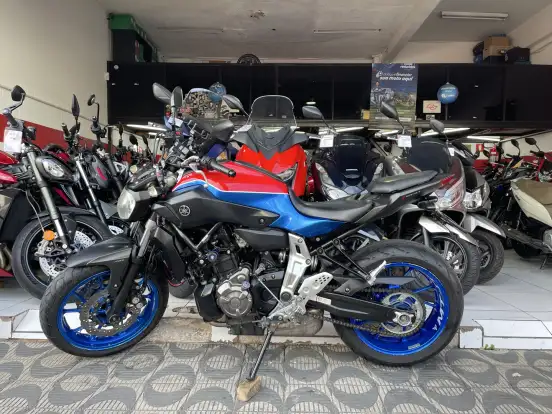 YAMAHA-MT-07-2015
