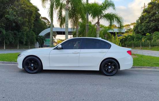 BMW-320i-2015