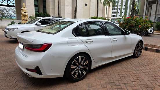 BMW-320i-2021