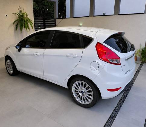 FORD FIESTA 1.6 TITANIUM HATCH 16V FLEX 4P POWERSHIFT