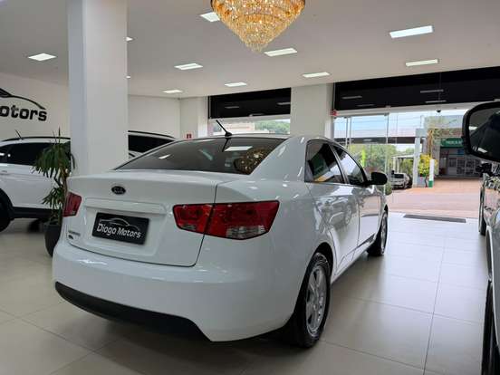 KIA-CERATO-1.6 EX3 SEDAN 16V GASOLINA 4P MANUAL KIA-CERATO-2011