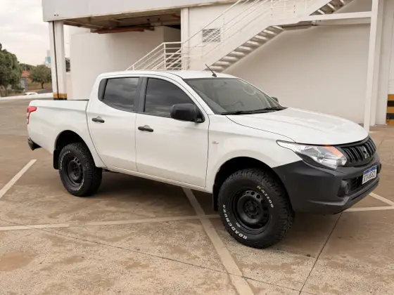 MITSUBISHI L200 TRITON 2.4 16V TURBO DIESEL GL CD 4X4 MANUAL MITSUBISHI L200 TRITON 2.4 16V TURBO DIESEL GL CD 4X4 MANUAL