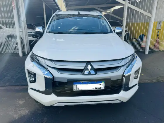 MITSUBISHI L200 TRITON 2.4 16V TURBO DIESEL SPORT HPE-S CD 4P 4X4 AUTOMÁTICO MITSUBISHI L200 TRITON 2.4 16V TURBO DIESEL SPORT HPE-S CD 4P 4X4 AUTOMÁTICO