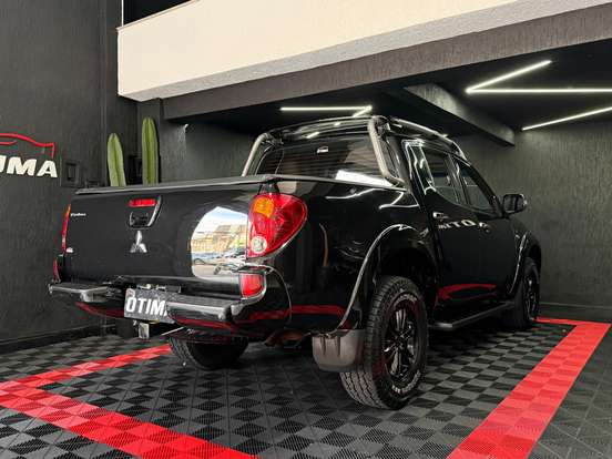 MITSUBISHI-L200 TRITON-3.5 HPE 4X4 CD V6 24V FLEX 4P AUTOMÁTICO MITSUBISHI-L200 TRITON-2014