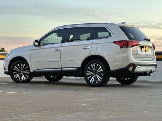MITSUBISHI-OUTLANDER-2.2 MIVEC DI-D DIESEL HPE-S AWD AUTOMÁTICO MITSUBISHI-OUTLANDER-2020