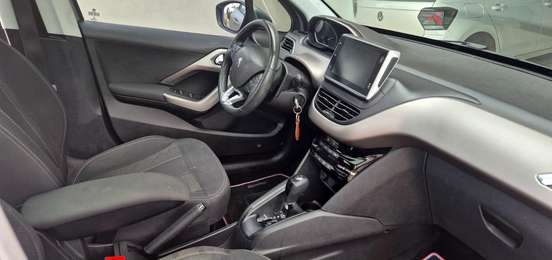 PEUGEOT-208-2019