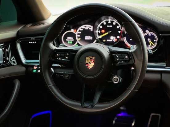 PORSCHE-PANAMERA-2021