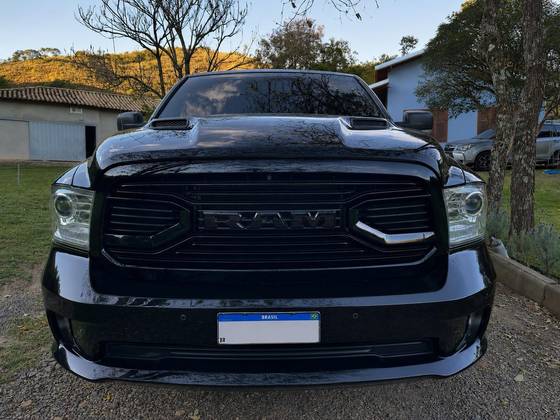 RAM CLASSIC 5.7 V8 GASOLINA LARAMIE NIGHT EDITION CD 4X4 AUTOMÁTICO