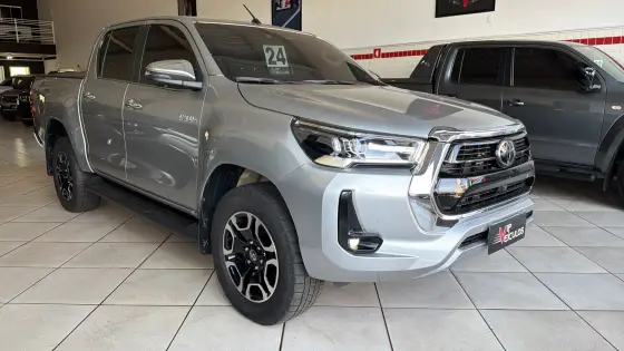 TOYOTA HILUX 2.8 D-4D TURBO DIESEL CD SRX 4X4 AUTOMÁTICO TOYOTA HILUX 2.8 D-4D TURBO DIESEL CD SRX 4X4 AUTOMÁTICO
