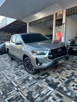 TOYOTA HILUX 2.8 D-4D TURBO DIESEL CD SRX 4X4 AUTOMÁTICO TOYOTA HILUX 2.8 D-4D TURBO DIESEL CD SRX 4X4 AUTOMÁTICO