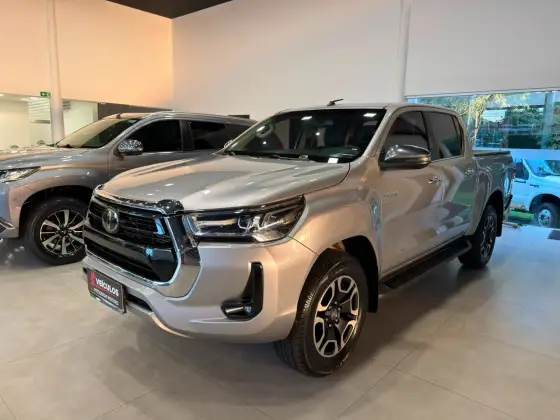 TOYOTA HILUX 2.8 D-4D TURBO DIESEL CD SRX 4X4 AUTOMÁTICO TOYOTA HILUX 2.8 D-4D TURBO DIESEL CD SRX 4X4 AUTOMÁTICO