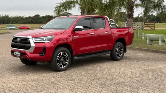 TOYOTA HILUX 2.8 D-4D TURBO DIESEL CD SRX 4X4 AUTOMÁTICO TOYOTA HILUX 2.8 D-4D TURBO DIESEL CD SRX 4X4 AUTOMÁTICO