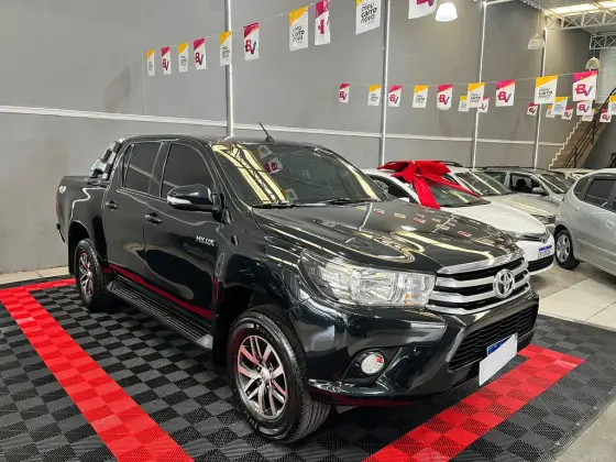 TOYOTA HILUX 2.8 SR 4X4 CD 16V DIESEL 4P AUTOMÁTICO TOYOTA HILUX 2.8 SR 4X4 CD 16V DIESEL 4P AUTOMÁTICO