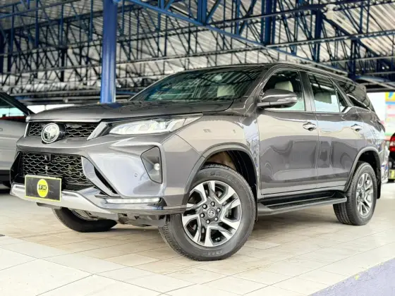 TOYOTA HILUX SW4 2.8 D-4D TURBO DIESEL DIAMOND 7L 4X4 AUTOMÁTICO TOYOTA HILUX SW4 2.8 D-4D TURBO DIESEL DIAMOND 7L 4X4 AUTOMÁTICO