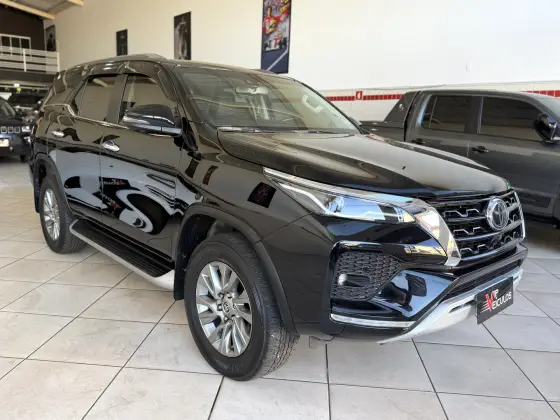 TOYOTA HILUX SW4 2.8 D-4D TURBO DIESEL SRX 7L 4X4 AUTOMÁTICO