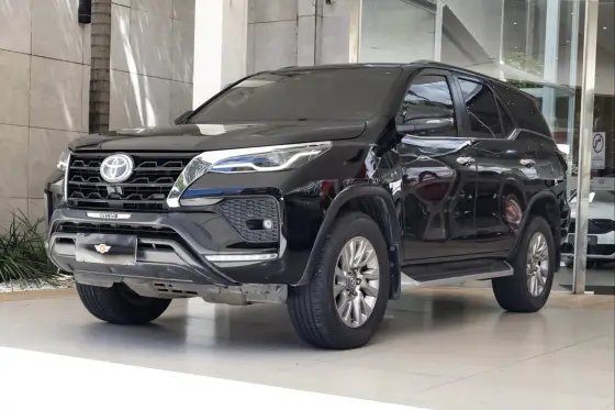 TOYOTA HILUX SW4 2.8 D-4D TURBO DIESEL SRX 7L 4X4 AUTOMÁTICO TOYOTA HILUX SW4 2.8 D-4D TURBO DIESEL SRX 7L 4X4 AUTOMÁTICO