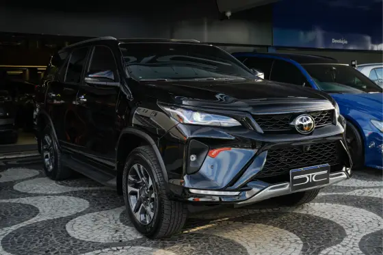 TOYOTA HILUX SW4 2.8 D-4D TURBO DIESEL SRX PLATINUM 7L 4X4 AUTOMÁTICO TOYOTA HILUX SW4 2.8 D-4D TURBO DIESEL SRX PLATINUM 7L 4X4 AUTOMÁTICO