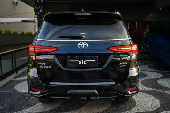 TOYOTA-HILUX SW4-2024